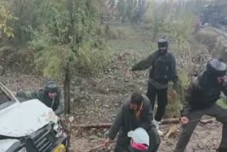 army-rescues-passengers-as-sumo-plunges-in-river-in-kulgam