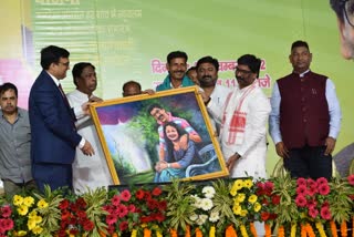 Pakur painter Vinay Ghosh made picture of CM Hemant Soren and wife Kalpana Soren