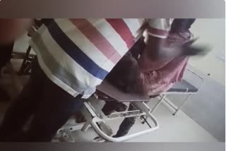 Doctor beat up female patient in Chhattisgarh  Doctor beaten female patient in korba Chhattisgarh  doctor beats female patient  doctor thrashed patient news update  മദ്യലഹരയില്‍ ഡോക്‌ടര്‍ വനിത രോഗിയെ മര്‍ദ്ദിച്ചു  കോര്‍ബ ജില്ലാ മെഡിക്കല്‍ കോളജിലാണ് സംഭവം  ഡോക്‌ടര്‍ രോഗിയെ മര്‍ദ്ദിക്കുന്നതിന്‍റെ വീഡിയോ