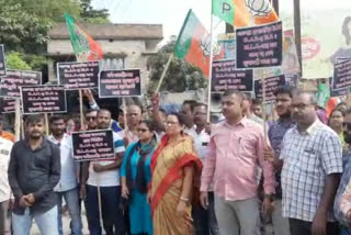 BJP MLAs Protest at Ranaghat as they did not get Invitation for CM Administrative Meeting