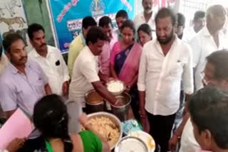 Andhra pradesh  Nellore  MLA Visits School  Mid day meal scheme  cooking officials terminated  വിദ്യാര്‍ഥി  വിദ്യാര്‍ഥികള്‍ക്കുള്ള മുട്ട  കാക്ക  വിചിത്ര വാദവുമായി പാചകക്കാര്‍  എംഎല്‍എ  ആന്ധ്രാപ്രദേശ്  നെല്ലൂര്‍  ഉച്ചഭക്ഷണ