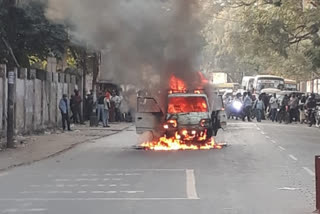 Moving car caught fire in Ranchi
