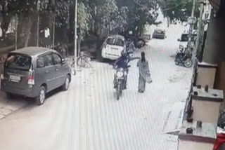 Chain robbers in Humayun Nagar