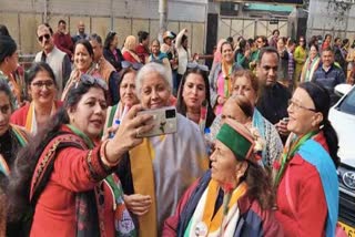 l Congress Womens Wing Workers Take Selfies With Nirmala Sitharaman