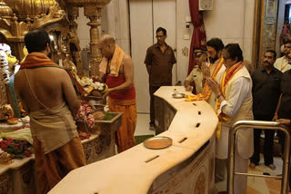 Amitabh Bachchan, Abhishek Bachchan visit Siddhivinayak Temple as 'Uunchai' hits theatres