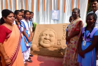 president of india  droupadi murmu  droupadi murmu visit her school in Bhubaneswar  odisha visit of droupadi murmu  Tapabana High School at Khandagiri  latest national news  droupadi murmus school  latest news  latest national news  latest news today  ക്ലാസ്‌ മുറികള്‍ അടിച്ചുവാരും  സ്‌കൂള്‍ കാലഘട്ട ഓര്‍മകളി  വികാരഭരിതയായി രാഷ്‌ട്രപതി  ഒഡീഷ ടൂറിന്‍റെ രണ്ടാം ദിവസത്തിന്‍റെ ഭാഗമായി  താന്‍ പഠിച്ച സ്‌കൂള്‍ സന്ദര്‍ശിച്ച് രാഷ്‌ട്രപതി  കുണ്ടള കുമാരി സബത്ത് ആദിവാസി ഹോസ്‌റ്റലിലും  രാഷ്‌ട്രപതി ദ്രൗപതി മുര്‍മു  ദ്രൗപതി മുര്‍മു  ദ്രൗപതി മുര്‍മുവിന്‍റെ സ്‌കൂള്‍ സന്ദര്‍ശനം  ഏറ്റവും പുതിയ ദേശീയ വാര്‍ത്ത  ഇന്നത്തെ പ്രധാന വാര്‍ത്ത