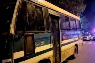 robbers loot passengers in mini bus delhi