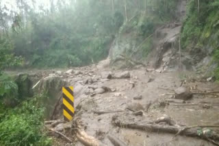 landslide in munnar kundala  landslide in idukki  Heavy Rain in Idukki  മൂന്നാർ കുണ്ടളയ്‌ക്ക് സമീപം ഉരുൾപൊട്ടൽ  ഇടുക്കിയിൽ ഉരുൾപൊട്ടൽ  മൂന്നാർ കുണ്ടള പുതുകടിയ്ക്ക് സമീപം ഉരുള്‍പൊട്ടല്‍  മൂന്നാറിൽ ഉരുൾപൊട്ടൽ  വട്ടവട റോഡിൽ കുണ്ടള ഡാമിന് സമീപവും മണ്ണിടിച്ചിൽ  കുണ്ടള ഡാമിന് സമീപം മണ്ണിടിച്ചിൽ  ഉരുൾപൊട്ടൽ  മൂന്നാർ