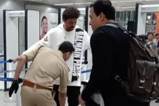 Shah Rukh Khan stopped by customs officials at Mumbai airport