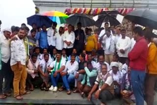 JDS protest near Kempegowda statue