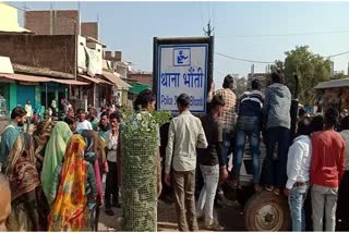 shivpuri Villagers caught illegal liquor