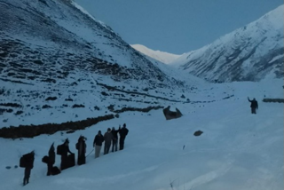 Himachal officials walked Kilometers in snow  walked Kilometers in snow to reach Polling station  പോളിങ് സ്റ്റേഷന്‍  ഹിമാചല്‍ പ്രദേശിലെ ചമ്പ  ചമ്പ  മഞ്ഞുമല നടന്ന് കയറി തെരഞ്ഞെടുപ്പ് ഉദ്യോഗസ്ഥര്‍  ഹിമാചല്‍ പ്രദേശ് തെരഞ്ഞെടുപ്പ്