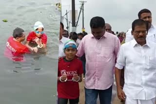 girl swam across Vembanad Lake  girl swam across Vembanad Lake with handcuffs  Eleven year old girl swam across Vembanad Lake  പതിനൊന്നുകാരി വേമ്പനാട്ട് കായൽ നീന്തിക്കടന്നു  ലയ ബി നായര്‍  Laya B Nair  വിലങ്ങണിഞ്ഞ് വേമ്പനാട്ട് കായല്‍ നീന്തിക്കടന്നു  കോട്ടയം ജില്ലയിലെ വൈക്കം  വേമ്പനാട്ട് കായൽ  അരൂര്‍ എംഎല്‍എ ദലീമ ജോജോ  കോട്ടയം എം പി തോമസ് ചാഴിക്കാടന്‍