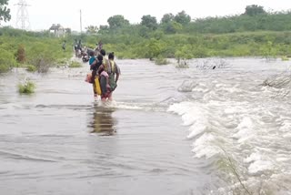 பத்துக்கும் மேற்பட்ட கிராமங்களுக்கு போக்குவரத்து துண்டிப்பு