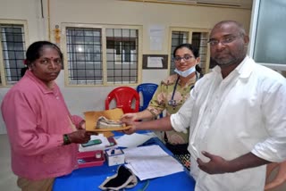 honesty-of-nurse-by-returning-money-in-mysore