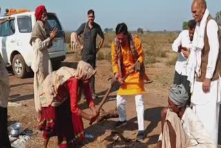 Suresh Rathkheda beating iron