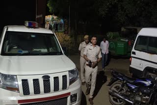 आरोपी की तलाश में दबिश देने आई पुलिस पर पथराव