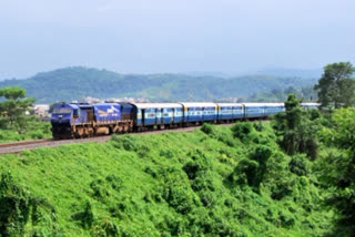 Child falls off train  Child falls off train father jumps out to save her  father jumps running train  ಚಲಿಸುತ್ತಿದ್ದ ರೈಲಿನಿಂದ ಬಿದ್ದ ಮಗು  ರೈಲಿನಿಂದ ಬಿದ್ದ ಮಗುವನ್ನು ರಕ್ಷಿಸಲು ಹೋದ ತಂದೆ  ರೈಲಿನಿಂದ ಬಿದ್ದ ಮೂರು ವರ್ಷದ ಮಗು  ಮಗುವನ್ನು ರಕ್ಷಿಸಲು ಆಕೆಯ ತಂದೆ  ರನ್ನಿಂಗ್​ ಟ್ರೈನ್​ನಿಂದ ಜಂಪ್  ತಂದೆ ಮಗಳು ಇಬ್ಬರೂ ಮೃತ