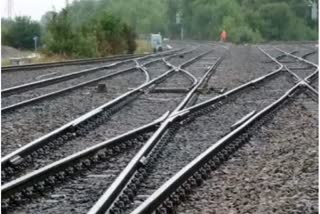 Father and daughter fell from train  Child falls off train  father jumps from train to save daughter  മകൾ ട്രെയിനിൽ നിന്നും വീണു  അച്ഛനും മകൾക്കും ദാരുണാന്ത്യം  ട്രെയിനിൽ നിന്നും വീണ് മരിച്ചു