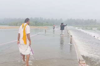 வெள்ளம் மூழ்கடித்த தரைப்பாலத்தை ஆபத்தை உணராமல் கடக்கும் பொதுமக்கள்