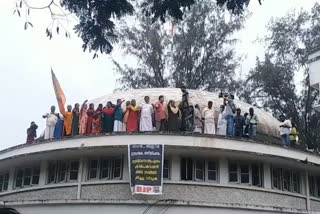 തിരുവനന്തപുരം  BJP and congress protest  LATEST KERALA NEWS  letter controversy  trivandrum corporation  BJP protest at trivandrum corporation  arya rajendran  മേയർ രാജിവെയ്ക്കണം  മേയർ രാജിവെക്കണം  മേയറുടെ രാജി  നഗരസഭാ കെട്ടിടത്തിന് മുകളിൽ കയറി ബിജെപി