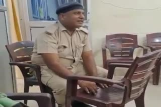 पुलिसकर्मी ने कुर्सी की थाप पर गाया इमोशनल गाने