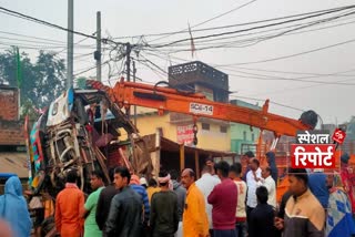 सुलतानपुर में लखनऊ वाराणसी हाईवे पर दो ट्रकों की भीषण टक्कर,