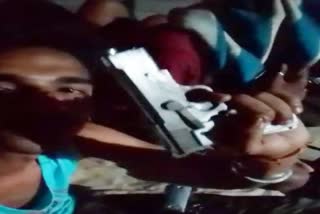 हथियारों के साथ झूमते युवाओं का वीडियो वायरल