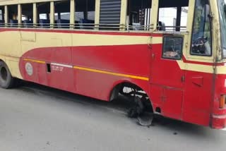 The tire of the KSRTC bus went flat  KSRTC bus tire accident  ksrtc accident balaramapuram  kerala latets news  malayalam news  കെഎസ്‌ആർടിസി ബസിന്‍റെ ടയർ ഇളകി  ബസിന്‍റെ ടയർ ഇളകി തെറിച്ചു  ബാലരാമപുരം കെഎസ്‌ആർടിസി അപകടം  കേരള വാർത്തകൾ  മലയാളം വാർത്തകൾ  കെഎസ്‌ആർടിസി ്പകടം  അപകടം  തിരുവനന്തപുരത്ത് അപകടം  കെഎസ്‌ആർടിസി