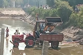 High speed tractor falls canal in Janjgir Champa