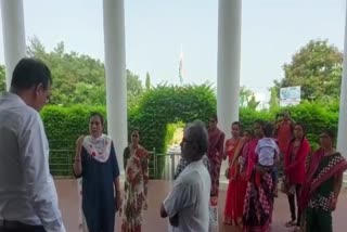 husband abandoned women meet to subarnapur collector demanding government help