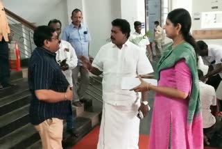 பாமக எம்எல்ஏ கையைப் பிடித்து அழைத்துச் சென்ற அலுவலர்கள்