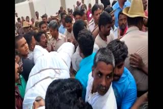 Dead bodies protest in front of Kasabapet police station