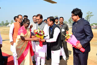 VD Sharma honoring President by giving bouquet