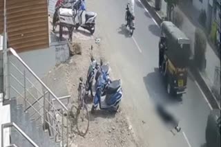 Girl Jump From Rickshaw