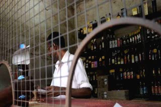 acute liquor shortage bevco outlets in kerala  കേരളത്തില്‍ മദ്യോത്പാദനം നിര്‍ത്തി ഡിസ്റ്റലറികള്‍  കേരളത്തിലെ ബെവ്‌കോ ഔട്ട്‌ലെറ്റുകള്‍ ശൂന്യം  ബെവ്‌കോ പ്രീമിയം ഔട്ട്‌ലെറ്റുകൾ  മദ്യോത്പാദനം നിര്‍ത്തി ഡിസ്റ്റലറികള്‍  കേരളത്തിൽ വിലകുറഞ്ഞ മദ്യം ലഭിക്കാനില്ല  എം വി ഗോവിന്ദന്‍  ബെവ്‌കോ ഔട്ട്‌ലെറ്റുകള്‍ ശൂന്യം  ബെവ്‌കോ  Bevco  ജവാൻ മദ്യം  liquor shortage in kerala  liquor producers stopped production in kerala