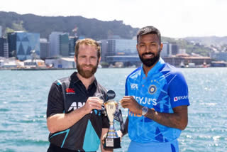 Kane and Hardik with Trophy