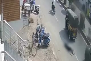 girl jumped from the moving rickshaw