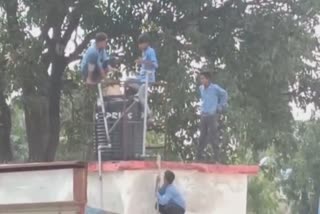 Katni school Children cleaning tank