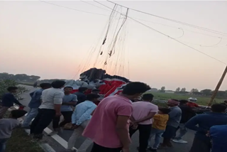 paragliding incident in mathura  mathura paragliding incident  paragliding clinged high tension line  paragliding clinged high tension line in mathura  mathura govardhan parikrama  Mishap averted as paraglider entangles in electric  paraglider entangles in electric wires in UP  പാരാഗ്ലൈഡര്‍  പാരാഗ്ലൈഡര്‍ ഹൈടെന്‍ഷന്‍ വൈദ്യുതി ലൈനില്‍ തട്ടി  യുപി പാരാഗ്ലൈഡര്‍ വൈദ്യുതി ലൈനില്‍ തട്ടി തകര്‍ന്നു  മഥുര ഗോവർധൻ  പാരാഗ്ലൈഡര്‍ ഹൈടെന്‍ഷന്‍ വൈദ്യുതി ലൈനില്‍ തട്ടി  paraglider entangles  UP