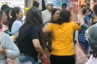 गाजियाबाद में बीच सड़क पर महिलाओं के बीच मारपीट