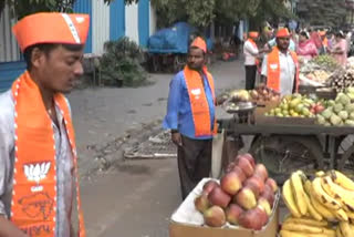 Surat vendors don BJP caps as AAP, Cong call it pre-planned event management