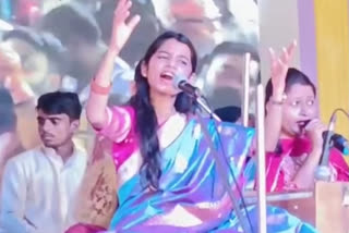 मैथिली ठाकुर के पारंपरिक मधुर गीत