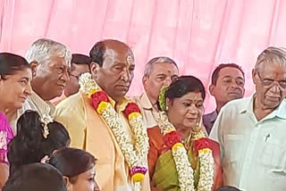 ഹുബ്ലി  karnataka former mayor gets married  former mayor gets married for second time  hubli  75 year old karnataka former mayor gets married  മുന്‍ മേയർ വിവാഹം  75കാരന്‍ പുനര്‍വിവാഹം  ഹുബ്ലി ദര്‍വാഡ് മഹാനഗര കോര്‍പറേഷന്‍ മുന്‍ മേയർ  കര്‍ണാടക മുന്‍ മേയർ പുനര്‍വിവാഹം  ഭാര്യയുടെ സഹോദരിയെ പുനര്‍വിവാഹം ചെയ്‌ത് വയോധികന്‍  വയോധികന്‍ പുനര്‍വിവാഹം  പുനര്‍വിവാഹം