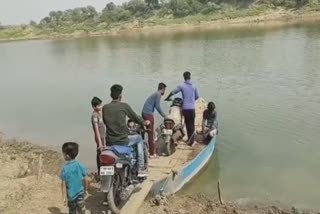 vidisha villagers crossing river with boat