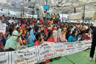 रायपुर में अनियमित कर्मचारी संघ का प्रदर्शन