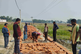 भागलपुर में घटिया सड़क निर्माण कार्य को ग्रामीणों ने रोका