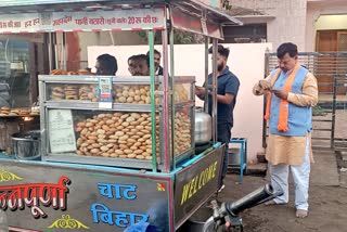 Pradhuman Singh Tomar eating golgappa Etv Bharat