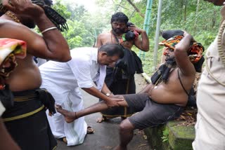 sabarimala  Minister news in sabarimala  viral photo in sabarimala  ഭക്തന് പേശി വലിവ്  സാന്ത്വനമേകി മന്ത്രി കെ രാധാകൃഷ്‌ണന്‍  രാധാകൃഷ്‌ണന്‍  തിരുവനന്തപുരം  ശബരിമല  ശബരിമല വാര്‍ത്തകള്‍  Thiruvanathapuram news updates  latest news in Thiruvathapuram  kerala news updates  latest news in kerala