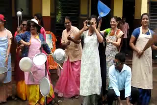 teachers kitchen dance  കിച്ചൺ ഡാൻസുമായി അധ്യാപകർ  കുമ്പളയിലെ ഹോളി ഫാമിലി എഎസ് ബിഎസ് സ്‌കൂൾ  അധ്യാപകരുടെ നൃത്തം വൈറൽ  കിച്ചൻ ഡാൻസ്  teachers kitchen dance  teachers kitchen dance in Kasargod  Viral Dance of Teachers  പാട്ടിനൊപ്പം കിച്ചണ്‍ ഡാൻസുമായി അധ്യപകർ